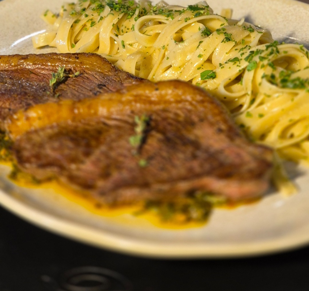 Picanha grelhada com fettuccine
