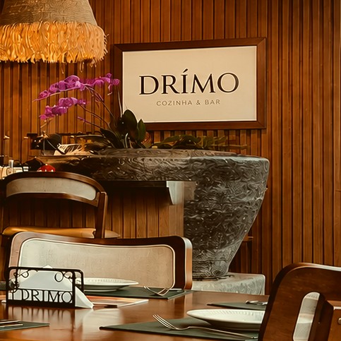 Identidade Drímo, orquídea e mesa posta